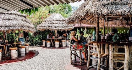 Oceanview 1-bed Apt w/ Pool, Bar & Beach Access