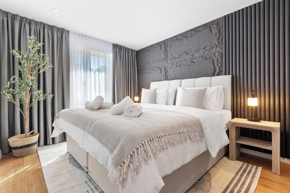 Talo | 2 makuuhuonetta, työpöytä, äänieristys, ilmainen Wi-Fi