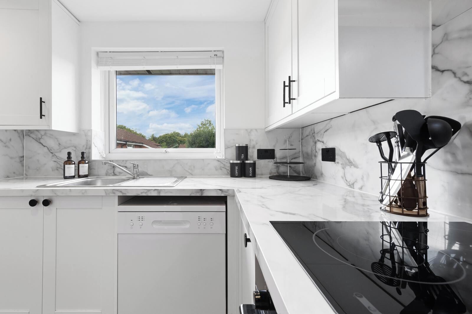 House | Private kitchen | Fridge, microwave, oven, stovetop