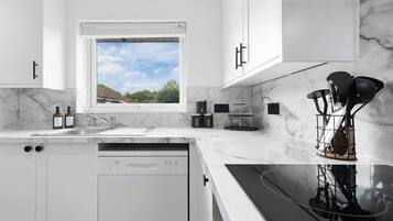 House | Private kitchen | Fridge, microwave, oven, stovetop