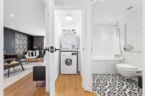 Talo | Kylpyhuone | Suihku, pyyhkeet