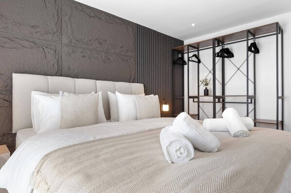 House | 2 bedrooms, desk, soundproofing, free WiFi - Unique 2BR Finchley Flat Sleeps 5 (London)