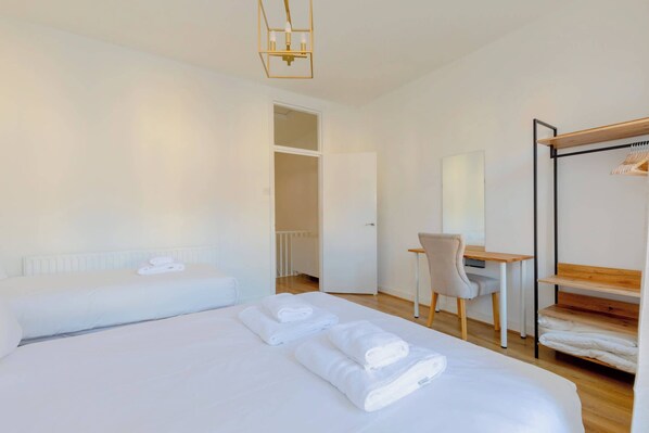 2 bedrooms, desk, iron/ironing board, WiFi