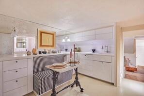 Jääkaappi, mikroaaltouuni, liesi, astianpesukone