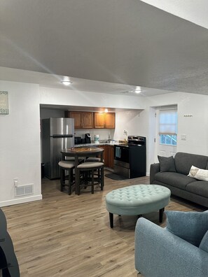 Interior - Charming walkout basement in a beautiful Murphy Creek Golf course neighborhood. (Aurora)