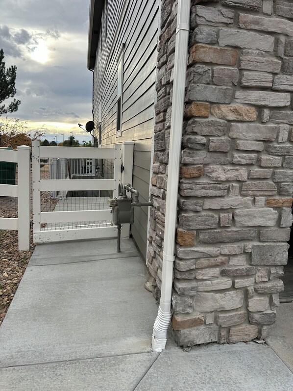 Property grounds - Charming walkout basement in a beautiful Murphy Creek Golf course neighborhood. (Aurora)
