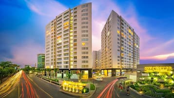 Basic Apartment, City View | Street view