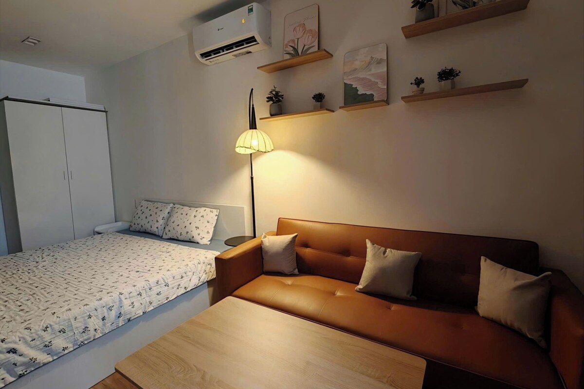 Eenvoudig appartement, uitzicht op de stad | Een bureau, een laptopwerkplek, gratis wifi, individueel gedecoreerd