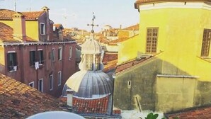 Vista de un edificio con cúpula y una taza de café en primer plano.