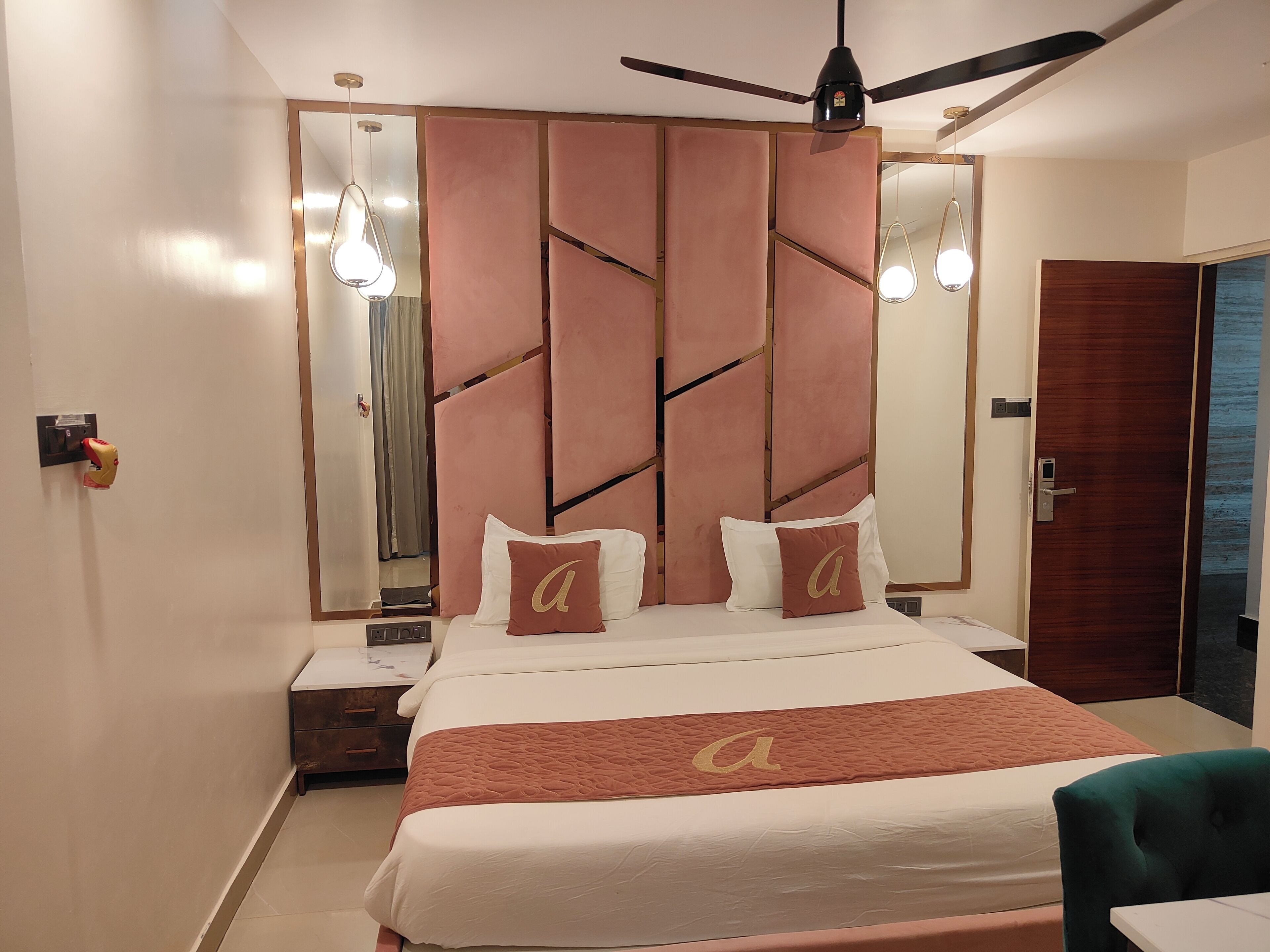 デスク、ノートパソコン用作業スペース、遮光カーテン、防音設備