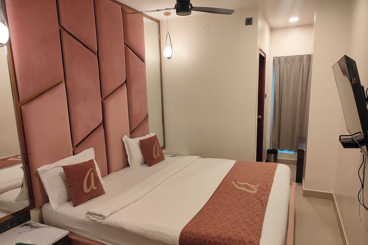 Deluxe Studio | Desk, laptop workspace, blackout drapes, soundproofing