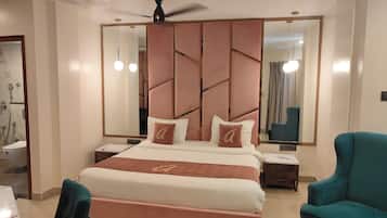 Escritorio, espacio para trabajar con laptop y cortinas blackout