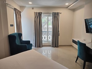 Junior Suite | Desk, laptop workspace, blackout drapes, soundproofing - Astra Hotels & Suites - Koramangala (Bengaluru)