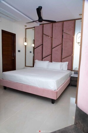 Skrifborð, vinnuaðstaða fyrir fartölvur, myrkratjöld/-gardínur