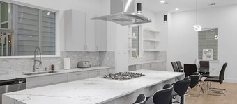 Luxurious 3 Bed3 Bath Near Downtown Houston