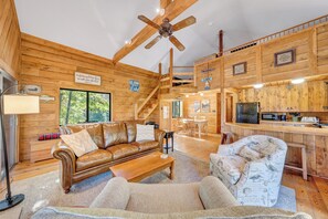 Smart TV, lareira, DVD player, videoteca