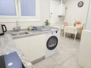 Kühlschrank, Mikrowelle, Herdplatte, Wasserkocher mit Kaffee-/Teezubehör