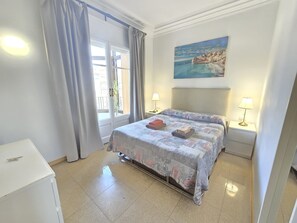 Habitación doble Confort, baño compartido | Tabla de planchar con plancha y wifi gratis 