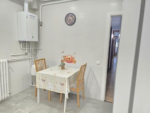 Buzdolabı, mikrodalga fırın, set üstü ocak, kahve/çay makinesi 