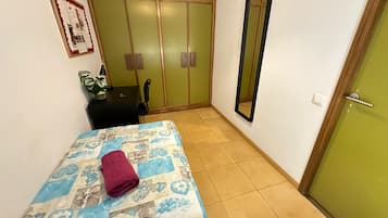 Eenpersoonskamer, gemeenschappelijke badkamer | Een strijkplank/strijkijzer, gratis wifi