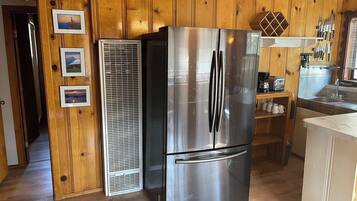 Réfrigérateur, micro-ondes, plaque de cuisson, cafetière/bouilloire