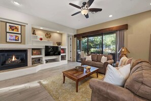 Una televisión, una chimenea