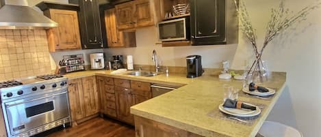 Condo, 2 quartos | Cozinha privada | Geladeira, fogão, cafeteira/chaleira, chaleira elétrica