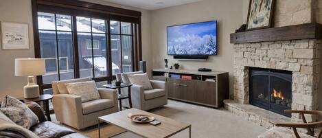 콘도, 침실 2개 | 거실 공간 | 스마트 TV