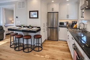 Maison mitoyenne, 2 chambres | Cuisine privée | Réfrigérateur, four, cafetière/bouilloire, bouilloire électrique