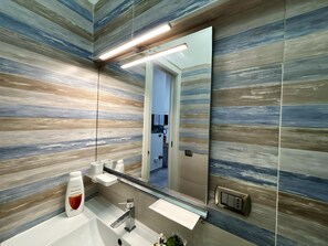 Estudio, vista al mar | Baño | Pantuflas y toallas 