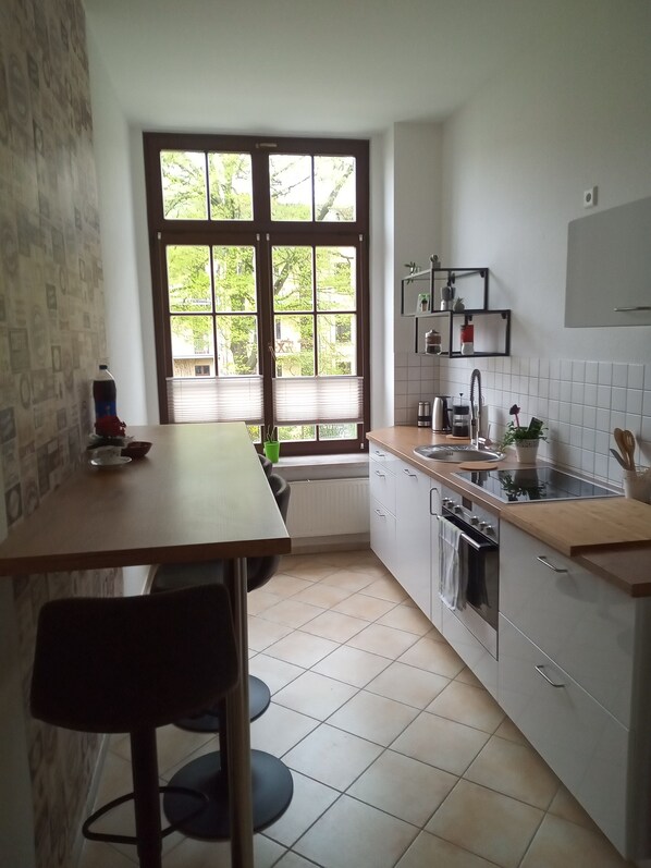 Kühlschrank, Mikrowelle, Ofen, Herdplatte