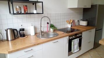 Kühlschrank, Mikrowelle, Ofen, Herdplatte