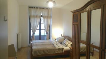 2 bedrooms, desk, iron/ironing board, WiFi