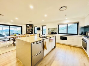 Private kitchen - Daleys Escape on Daleys Point (Daleys Point)
