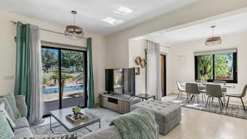 Télévision, table de tennis de table