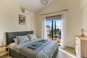 3 slaapkamers, een strijkplank/strijkijzer, internet, beddengoed