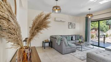 TV, mesa de pingue-pongue