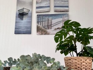 En væg med fire billeder, der viser søfartsmotiver.