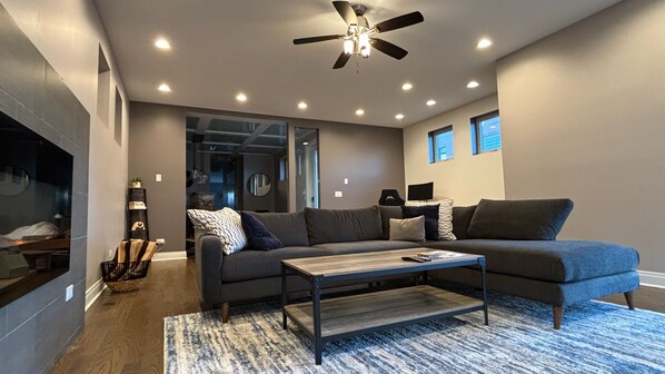 Smart TV, chimenea y monitor de computadora 