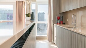 Una cucina moderna con un'ampia finestra, un lavello e una macchina da caffè.