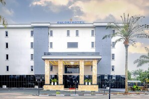 Vista frontal de la propiedad