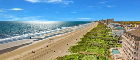 على الشاطئ، كراسي للتشمس، مناشف للشاطئ