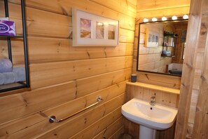 Cabin, 2 Bedrooms (Kingfisher) | Bathroom - Willowbank Lodges (Pewsey)