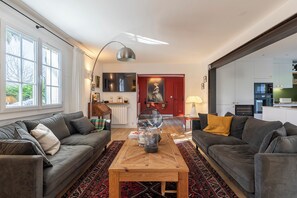 Télévision, chaîne hi-fi