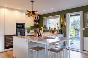 Fridge, microwave, oven, stovetop - Magnifique maison basque avec piscine - Biarritz (Biarritz)