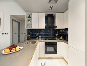 Private kitchen - Chic 2-bed apartment 10mins walk to Dubai Mall (Dubai)