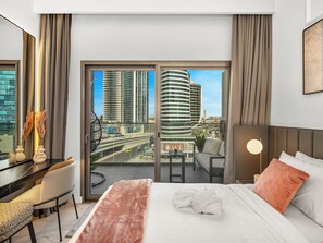 2 bedrooms, iron/ironing board, WiFi, bed sheets - Chic 2-bed apartment 10mins walk to Dubai Mall (Dubai)