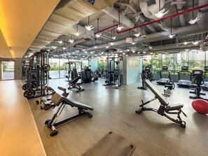 Fitness facility - Chic 2-bed apartment 10mins walk to Dubai Mall (Dubai)