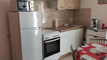 Réfrigérateur, micro-ondes, four, plaque de cuisson