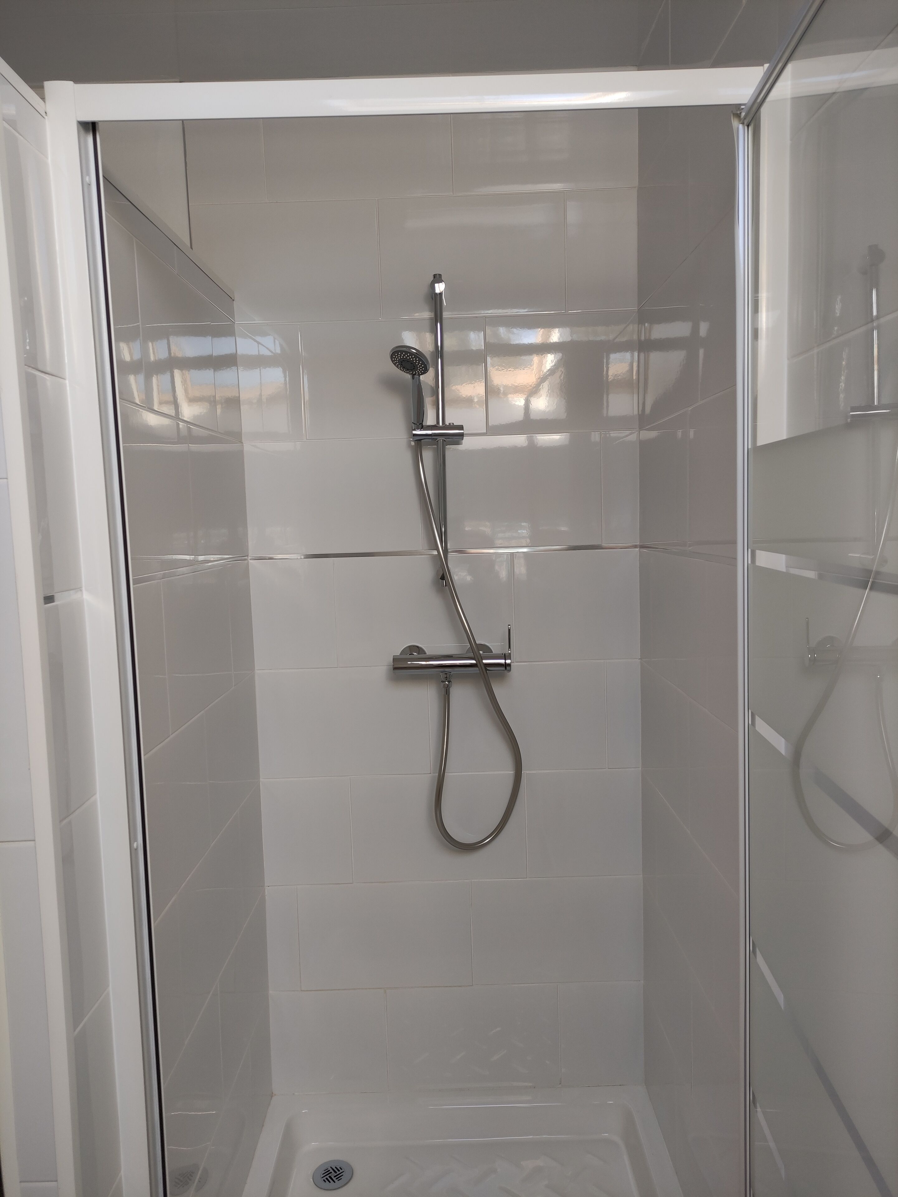 Douche, sèche-cheveux, serviettes fournies, papier toilette